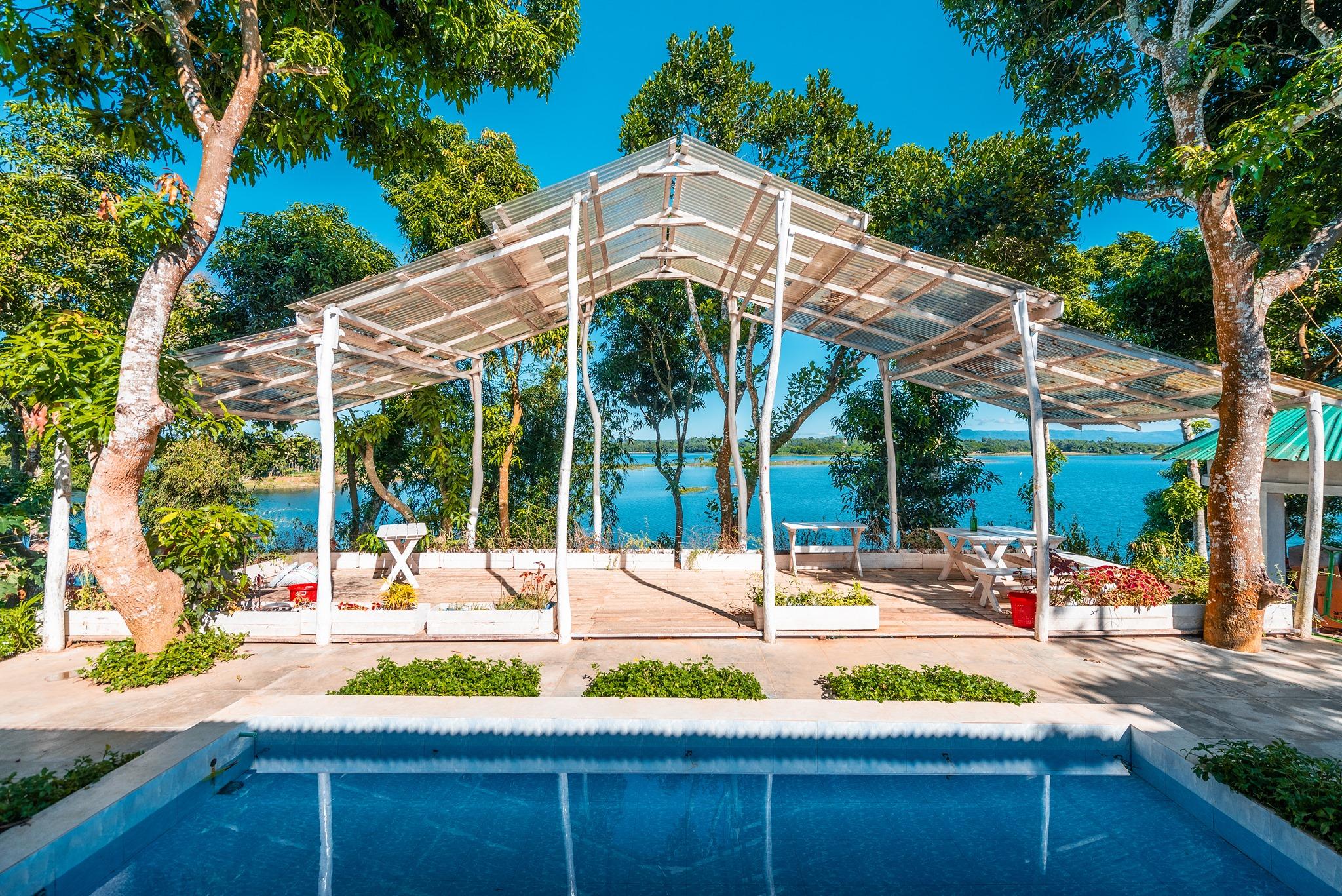 Divine Lake Island hero image